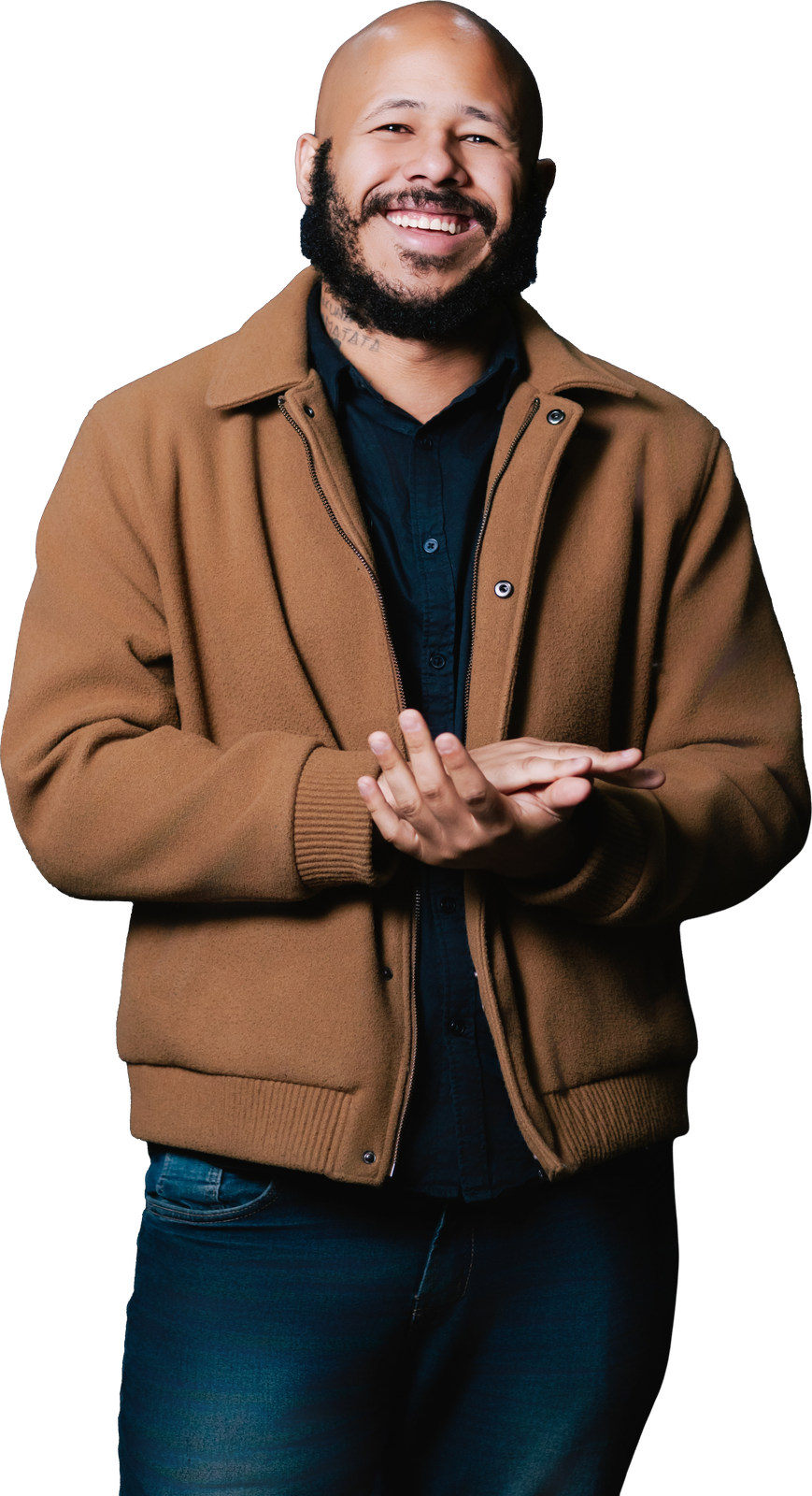 Luis Lelis sorrindo, jaqueta camel sobre camisa escura