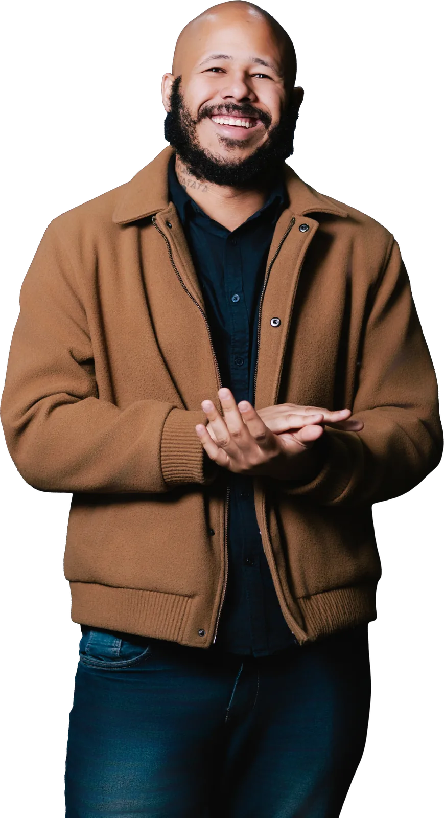 Luis Lelis sorrindo, jaqueta camel sobre camisa escura