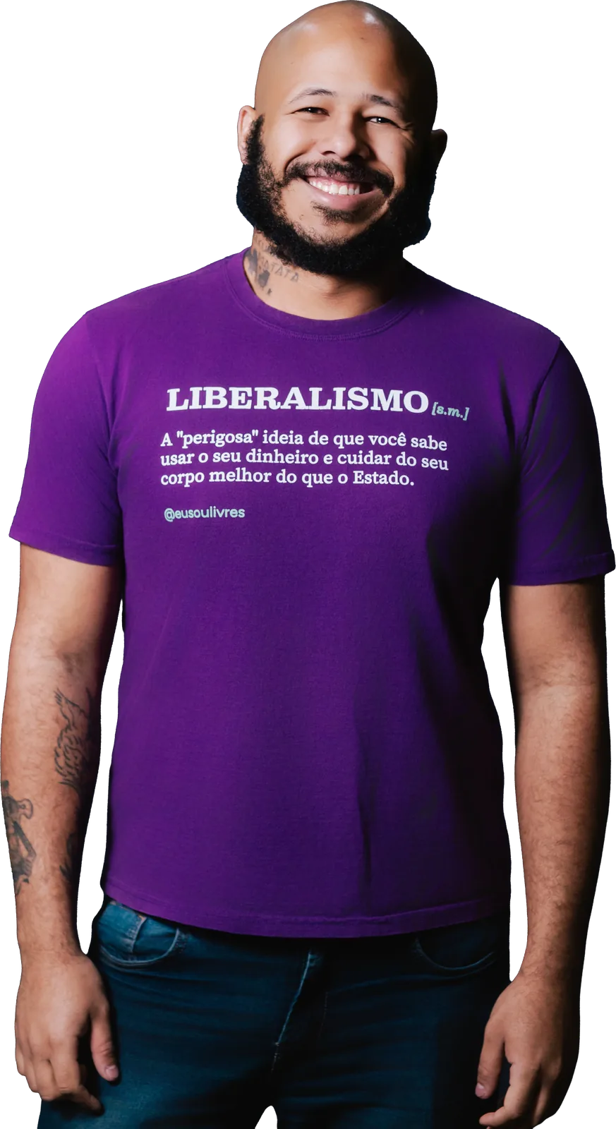 Luis Lelis sorrindo, camiseta roxa do Livres escrita Liberalismo