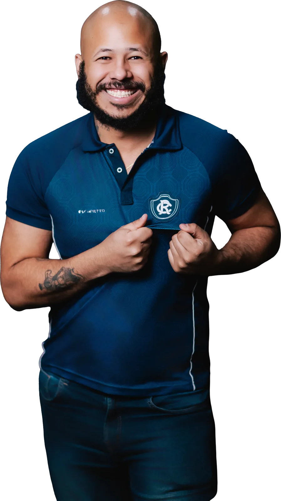 Luis Lelis sorrindo, mostrando o escudo do polo azul-marinho do Remo